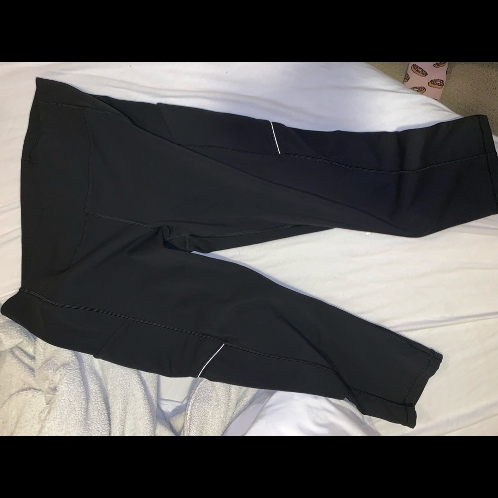 Lululemon pants with pockets.